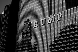 Chicago Trump - Monochrom -- Featured